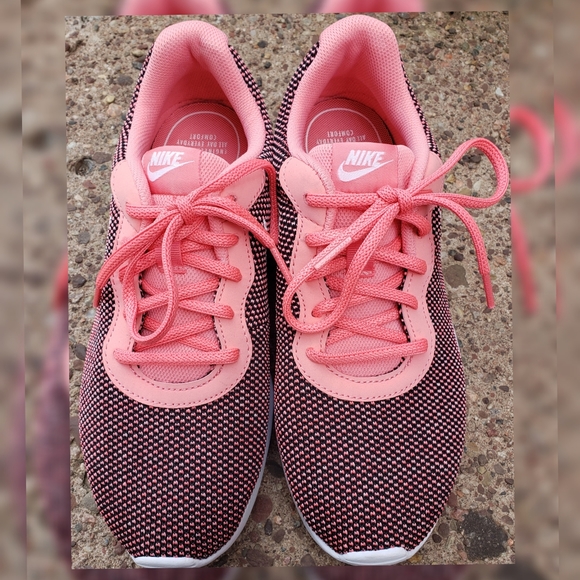 nike womens tanjun sneaker